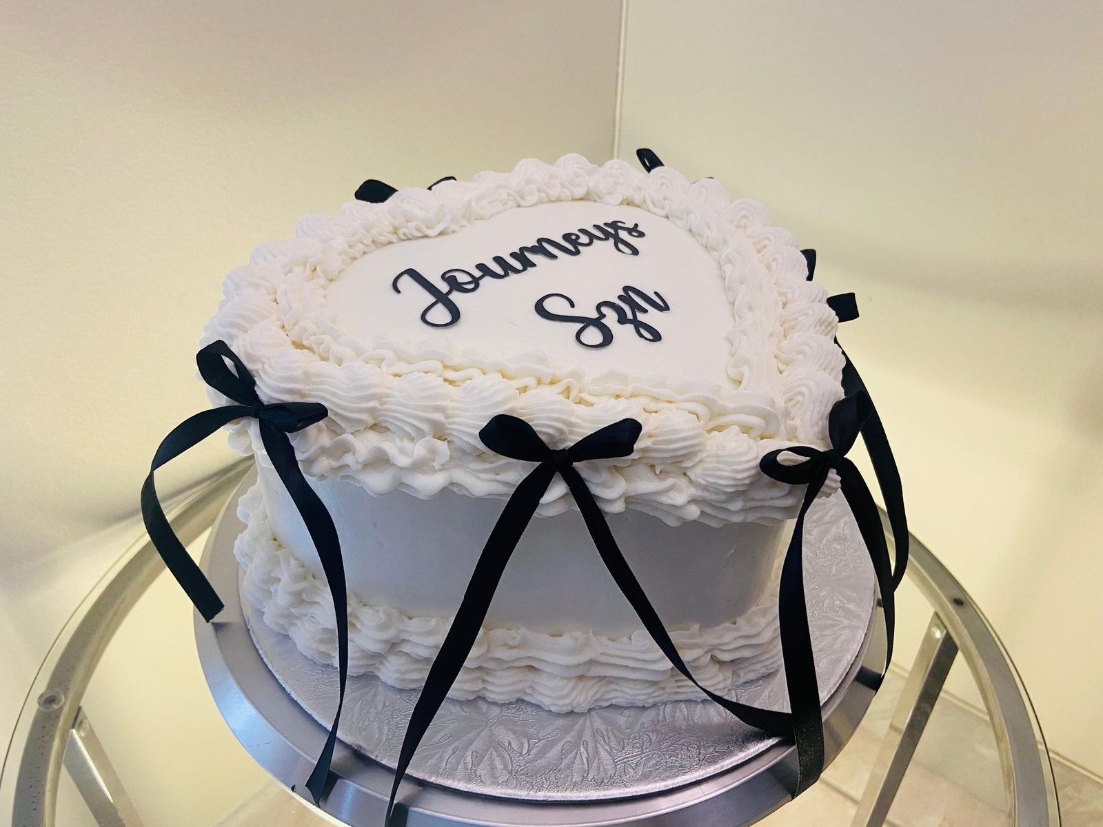 Gâteau vintage blanc noué de rubans noirs